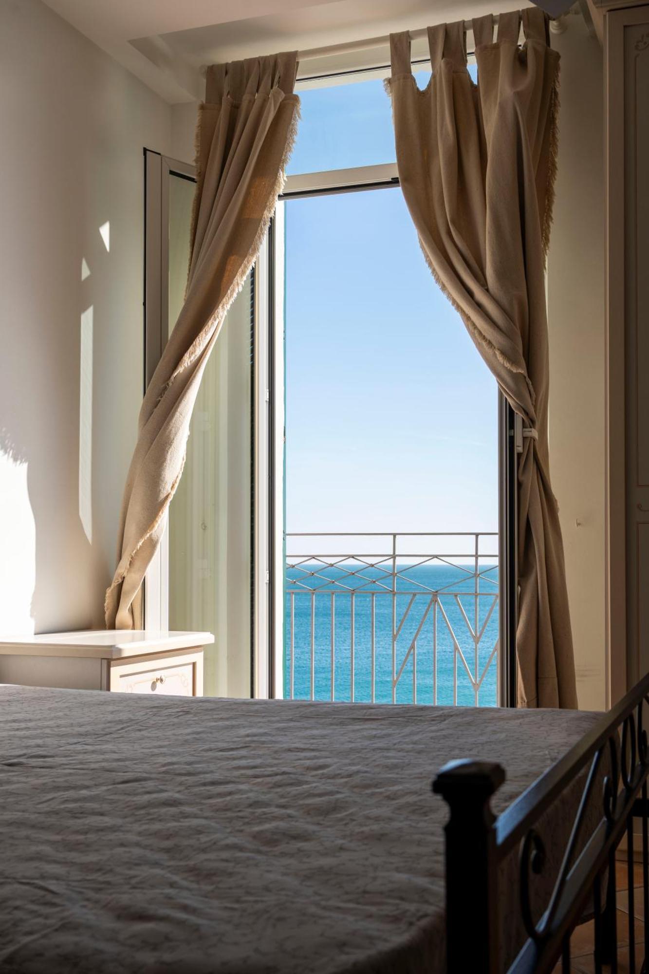 Hotel Miramare Споторно Экстерьер фото